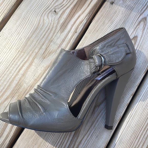 Steve Madden Leather Peep Toe Taupe Booties Size 8 - Picture 2 of 16